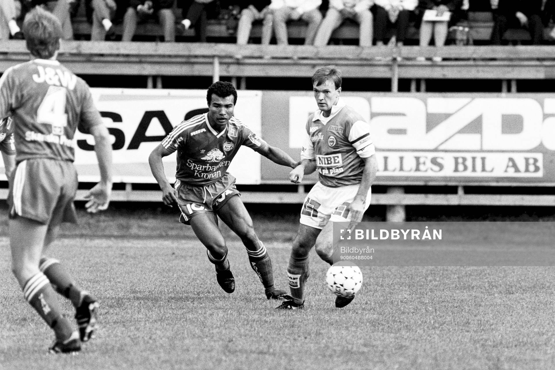 Fotboll, Div 1 Södra, Markaryd - Kalmar FF, 1-0: Tong Ostanout, Kalmar och Jim Tolmie, Markaryd.