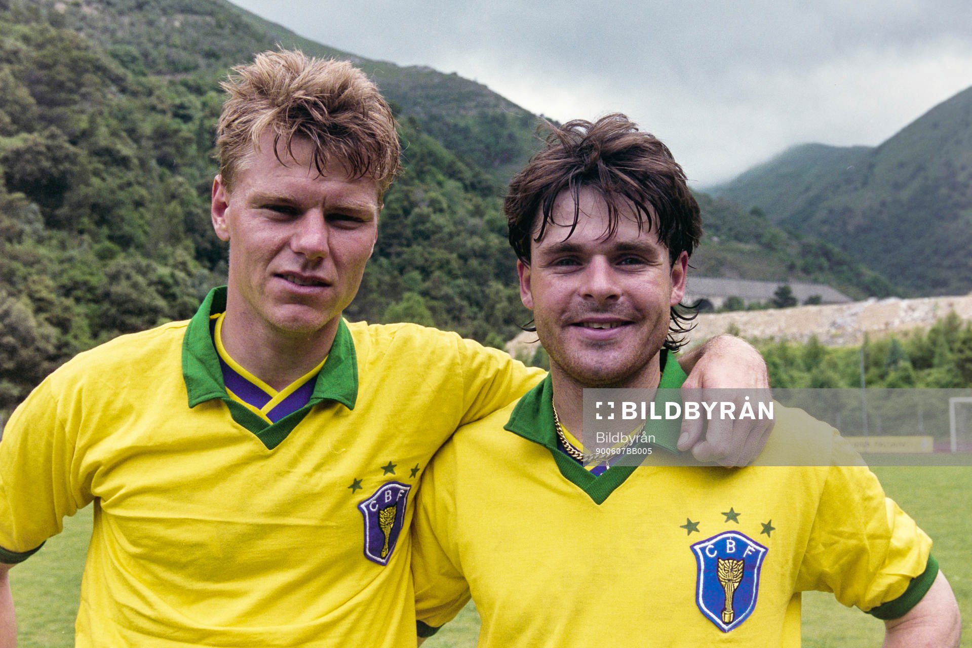 Joakim Nilsson och Anders Limpar i brassetröjor