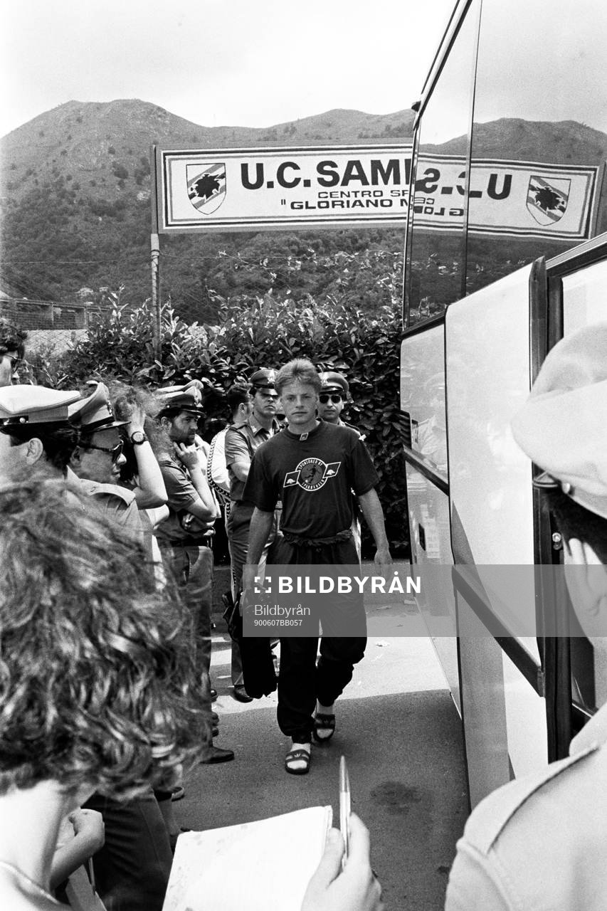 Stefan Schwarz vid spelarbussen