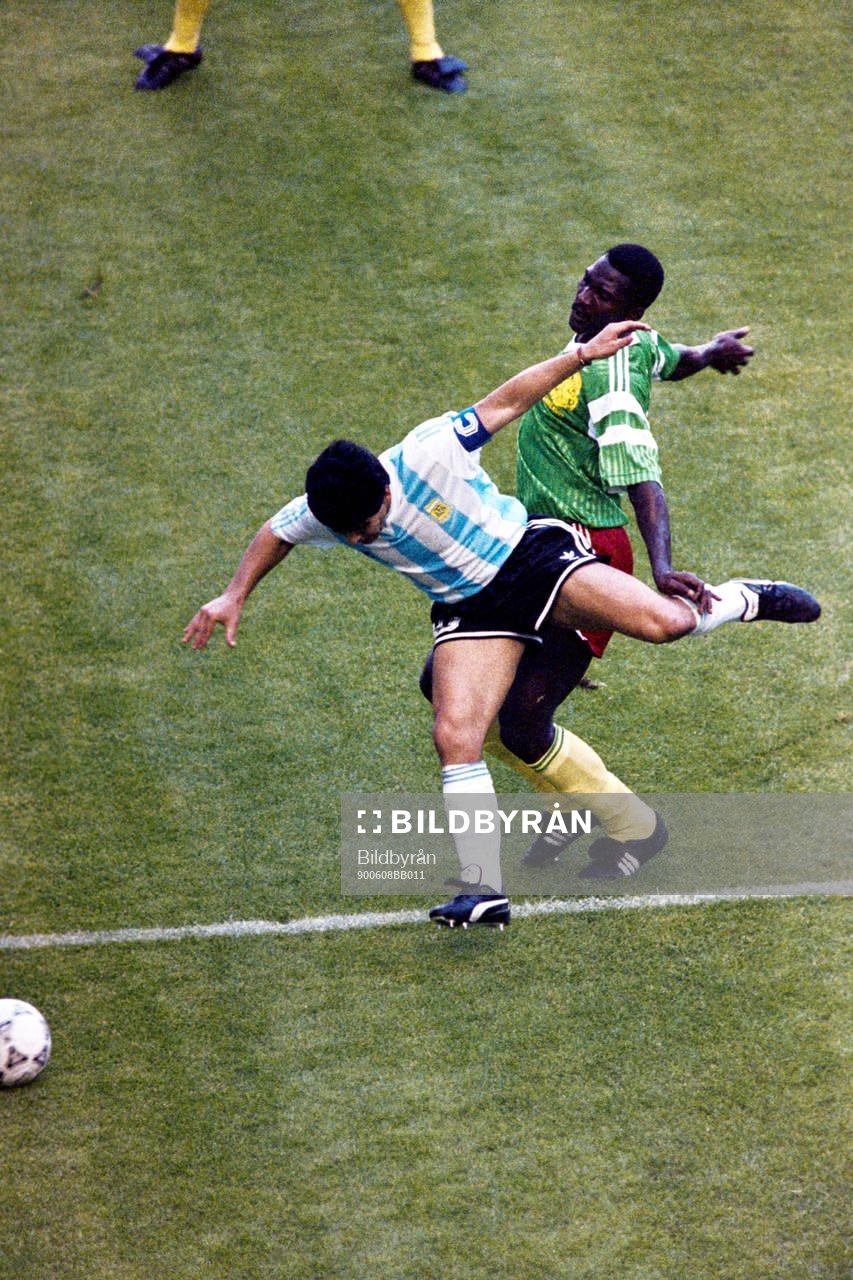Diego Maradona, Argentina blir hårt uppvaktad