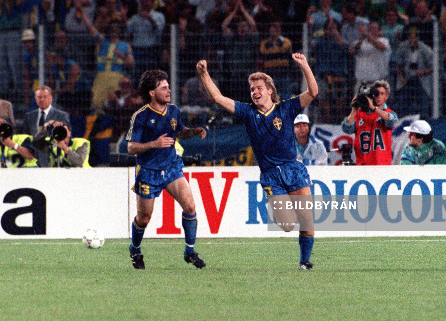 Tomas Brolin har reducerat. Anders Limpar gratulerar