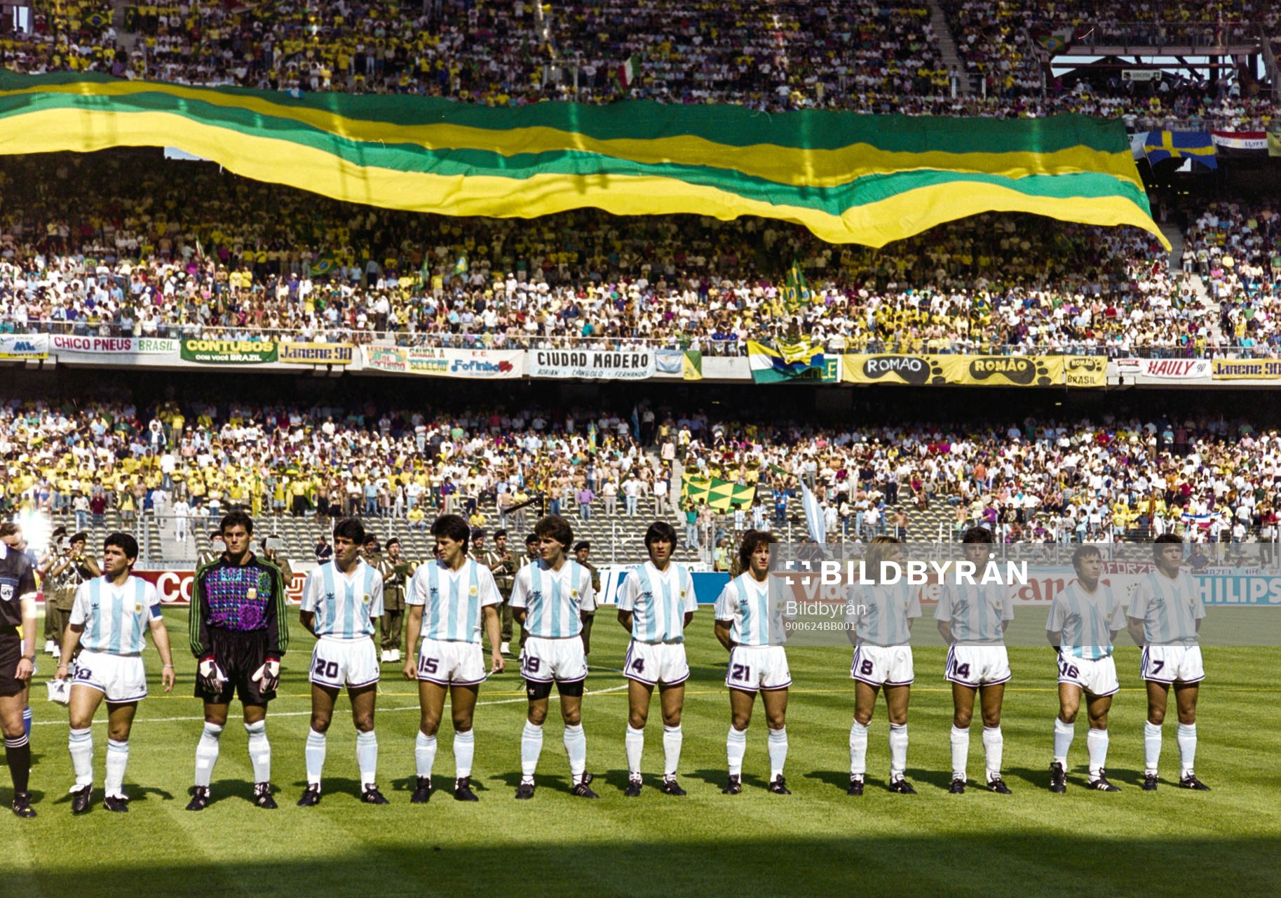  Argentinas startelva fr.v Diego Maradona, Sergio Goycochea, målvakt,  Juan Simón, Pedro Monzón, Oscar Ruggeri, José Basualdo, Pedro Troglio, Claudio Caniggia, Ricardo Giusti, Julio Olarticoechea och Jorge Burruchaga.