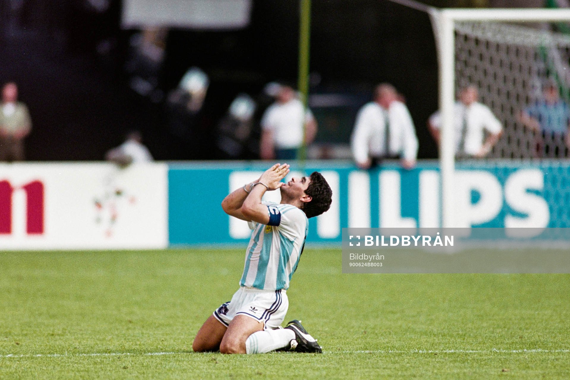  Diego Maradona, Argentina på knä och tackar högre makter.