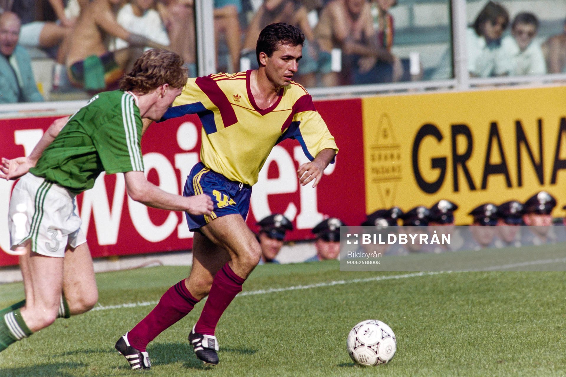 Rumäniens Gheorghe Hagi med bollen ich Irlands Steve