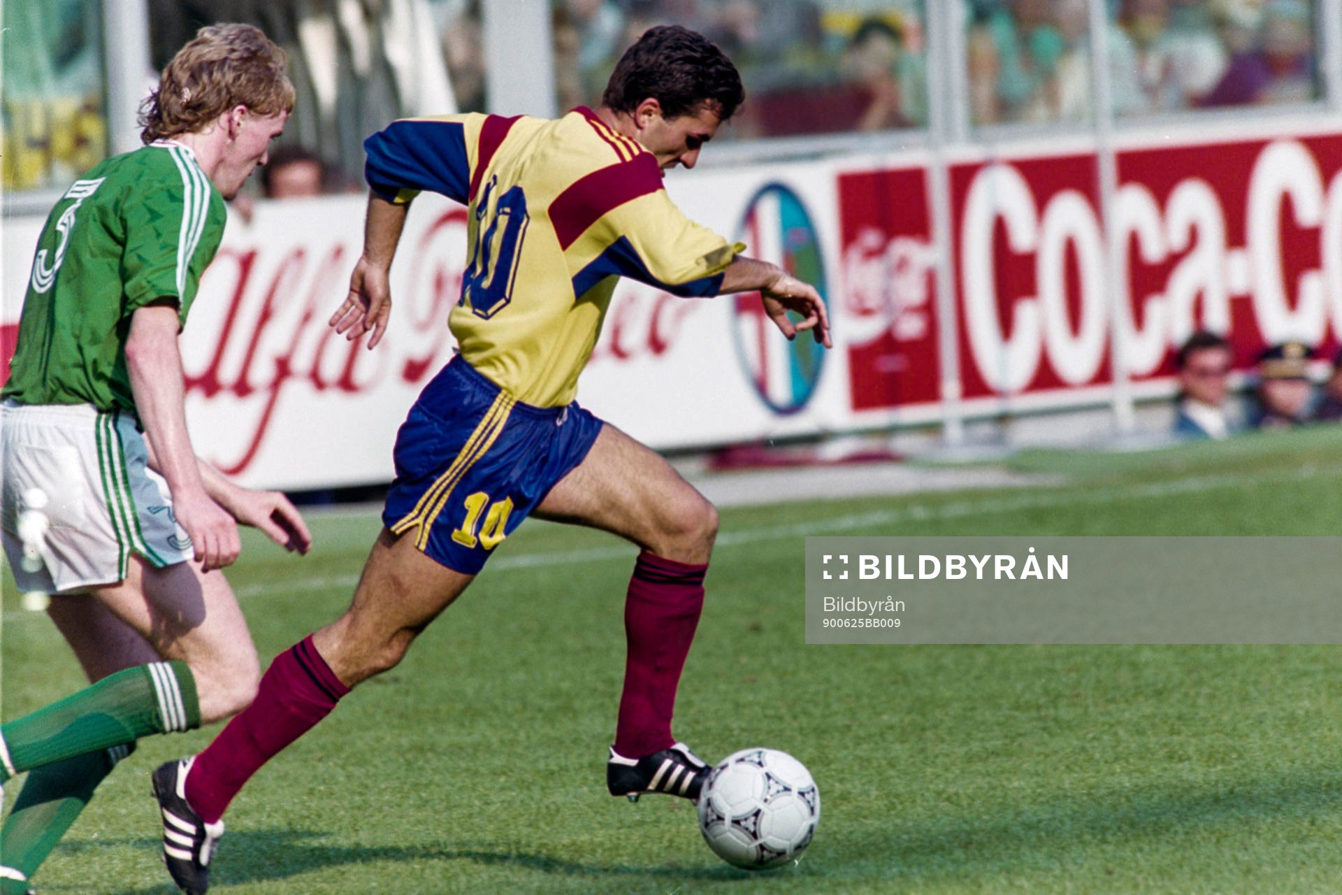 Rumäniens Gheorghe Hagi med bollen ich Irlands Steve