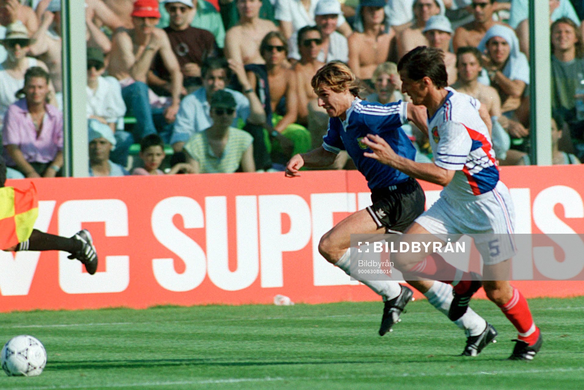  Faruk Hadzibegic, Jugoslavien jagar Claudio Caniggia, Argentina.