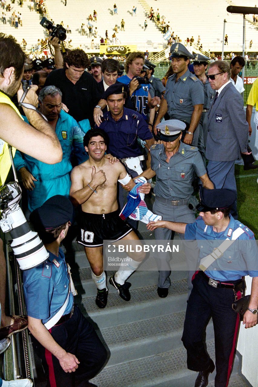  Diego Maradona, Argentina jublar efter segern.