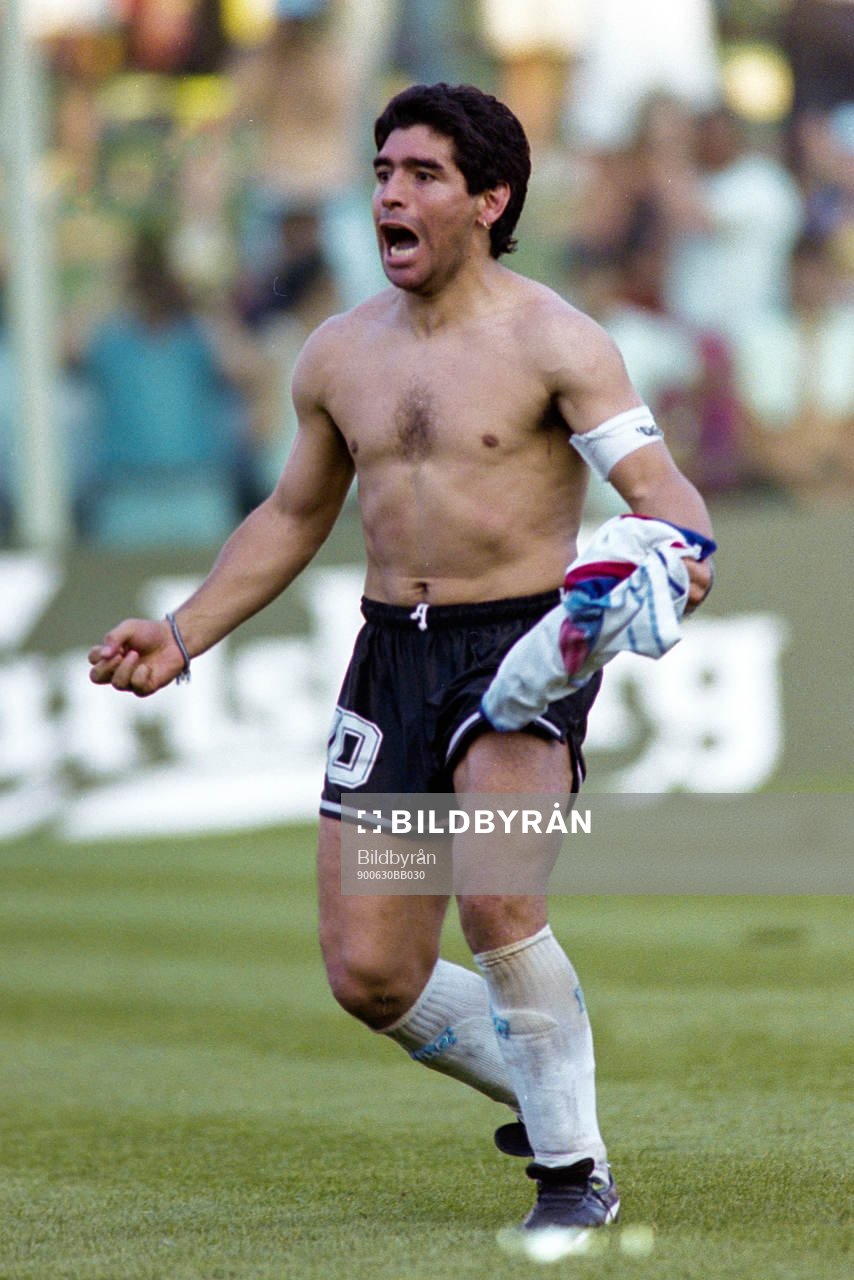  Diego Maradona, Argentina jublar efter segern.