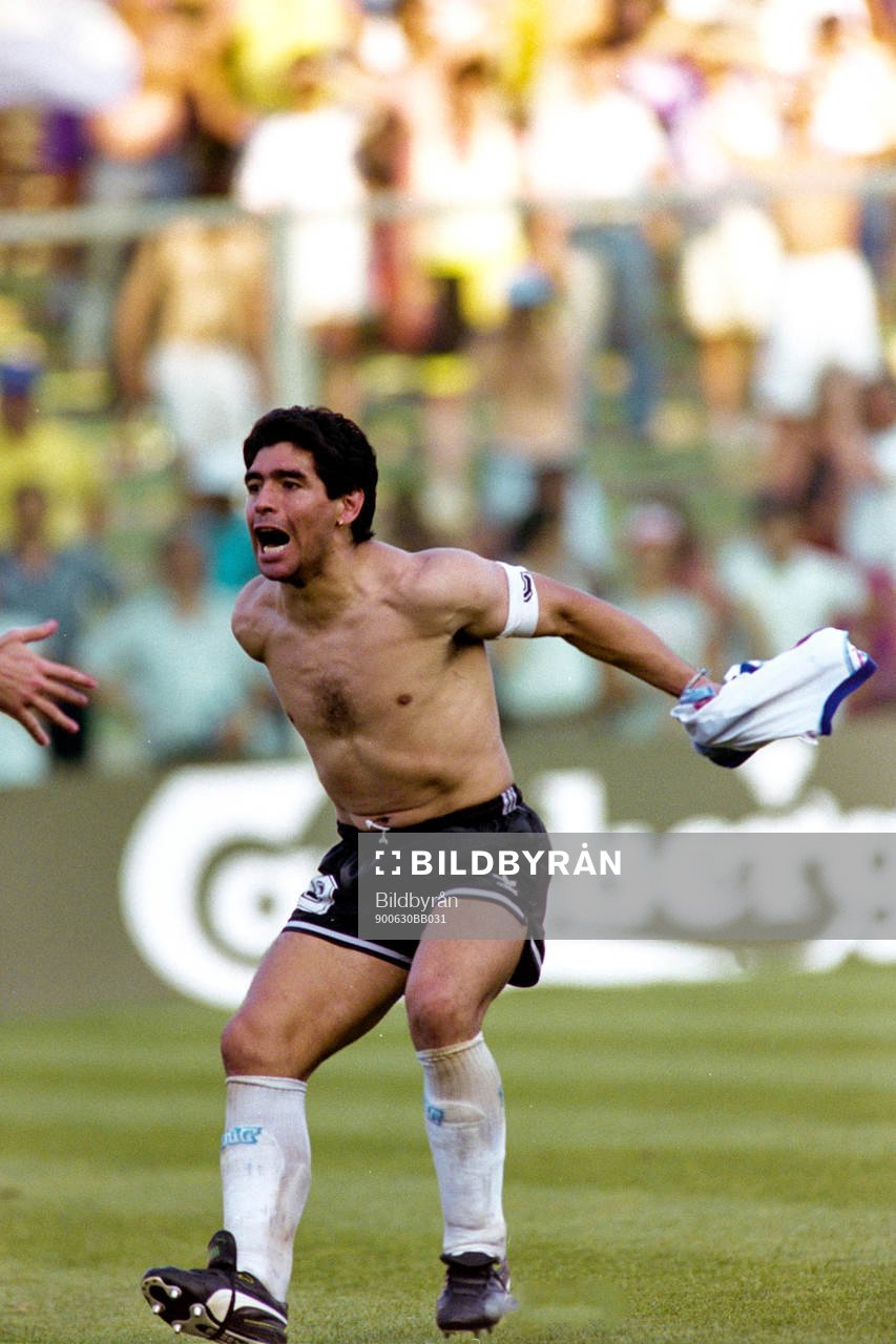  Diego Maradona, Argentina jublar efter segern.