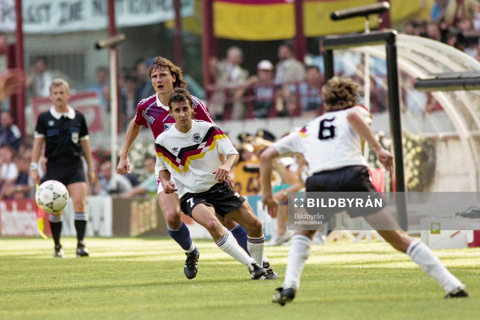  Västtysklands Pierre Littbarski.