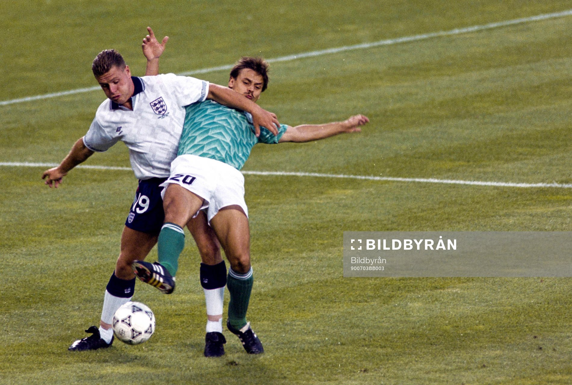 Paul Gascoigne, England och Olaf Thon, Västtyskland i kamp