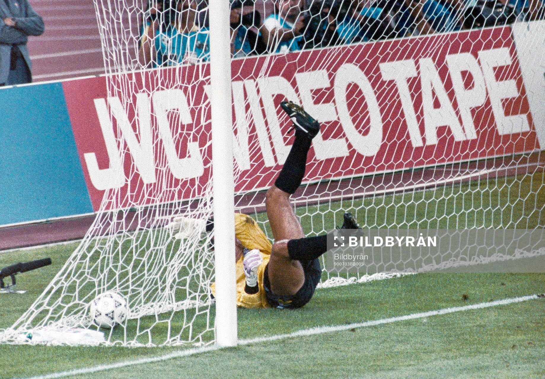  Peter Shilton, målvakt i England släpper in frisparken från Andreas Brehme, Västtyskland.