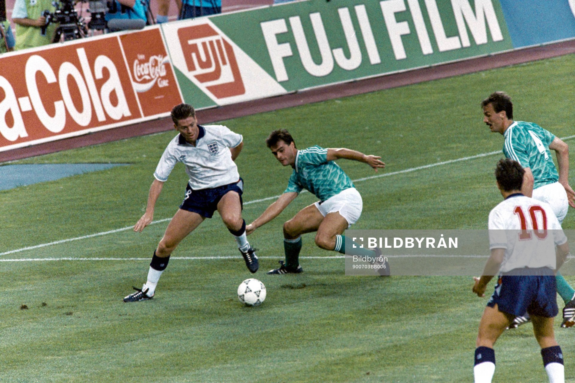  Chris Waddle, England med bollen.
