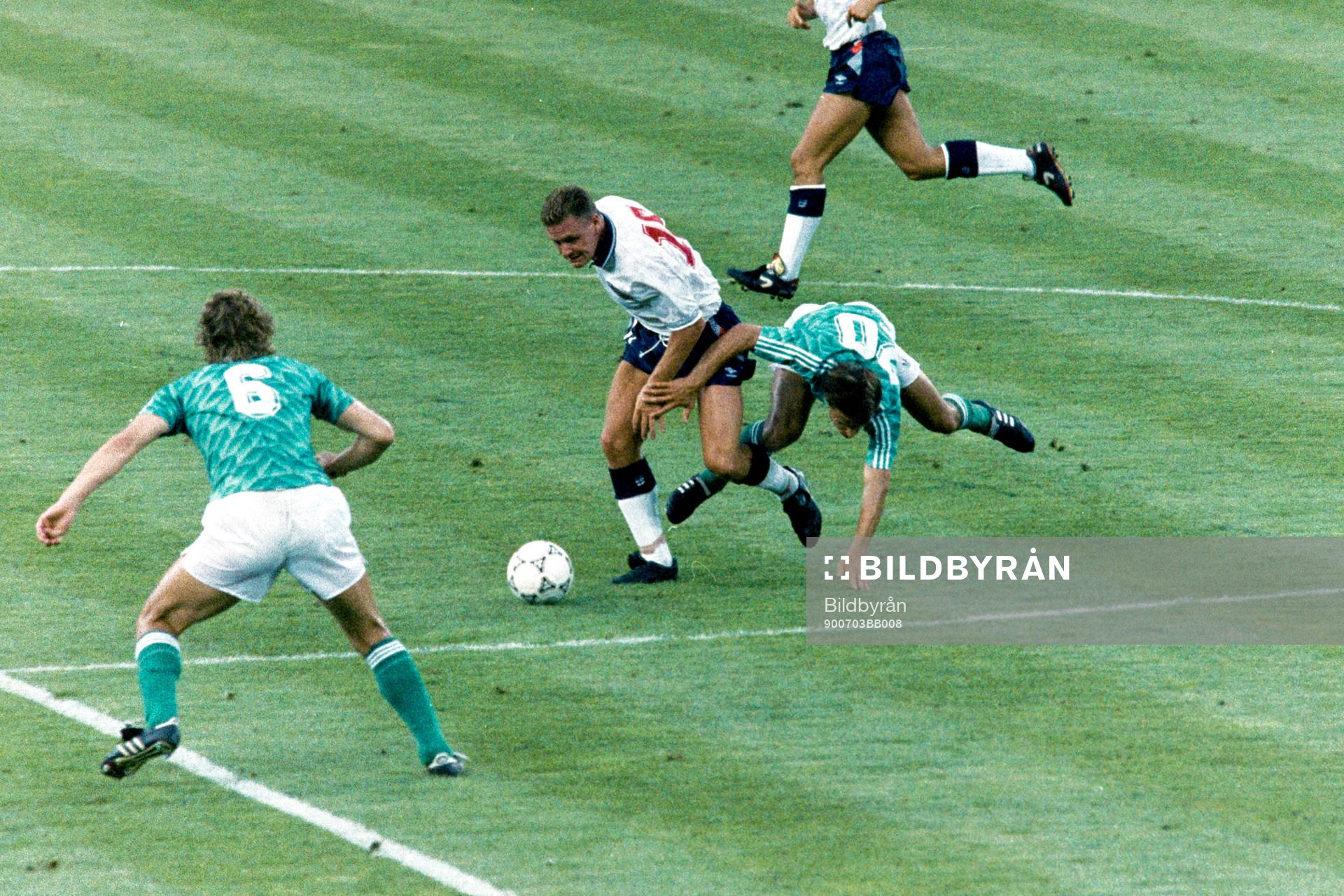 Paul Gascoigne, England och Olaf Thon, Västtyskland i kamp