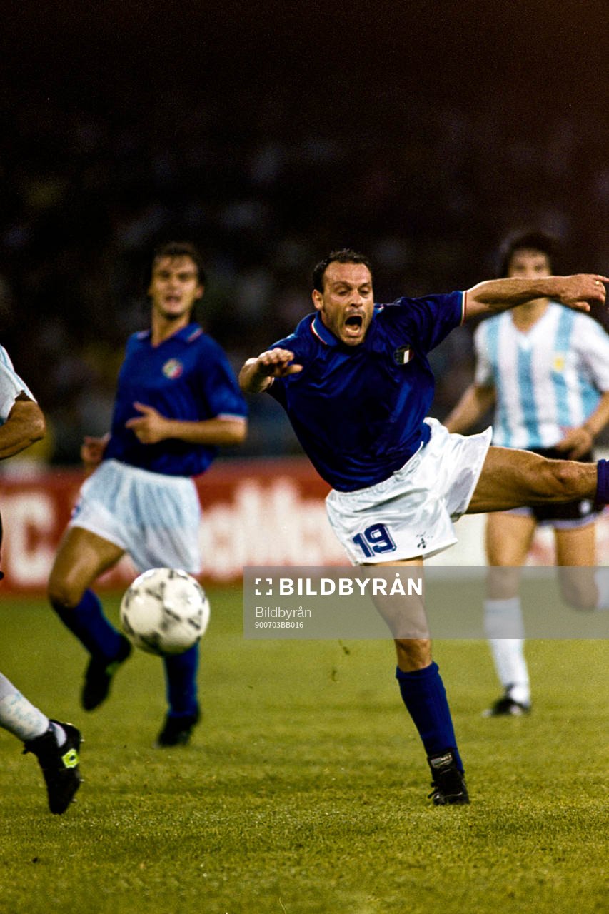  Italiens Salvatore Schillaci i skottagen.