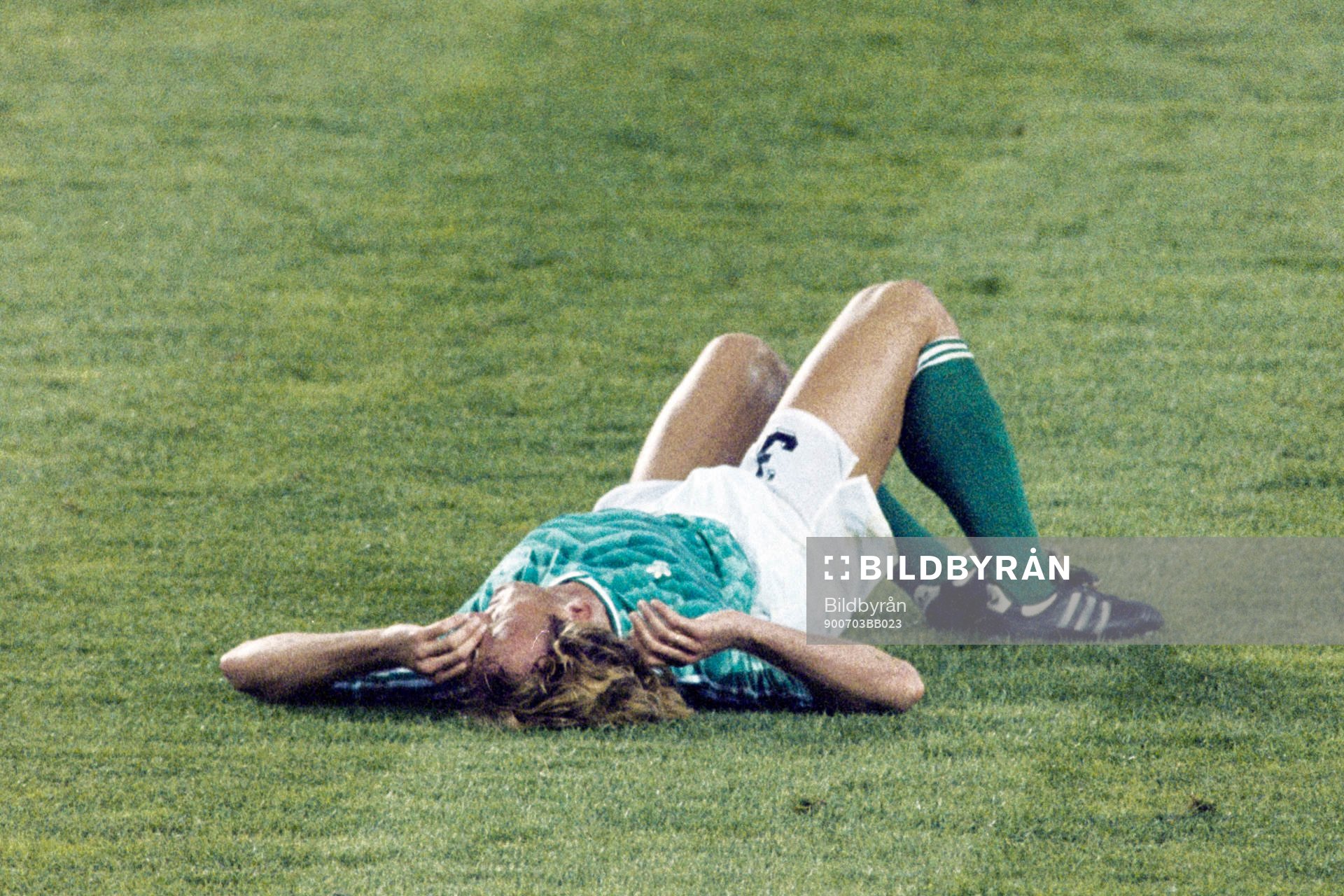  Andreas Brehme, Västtyskland ligger skadad på planen.
