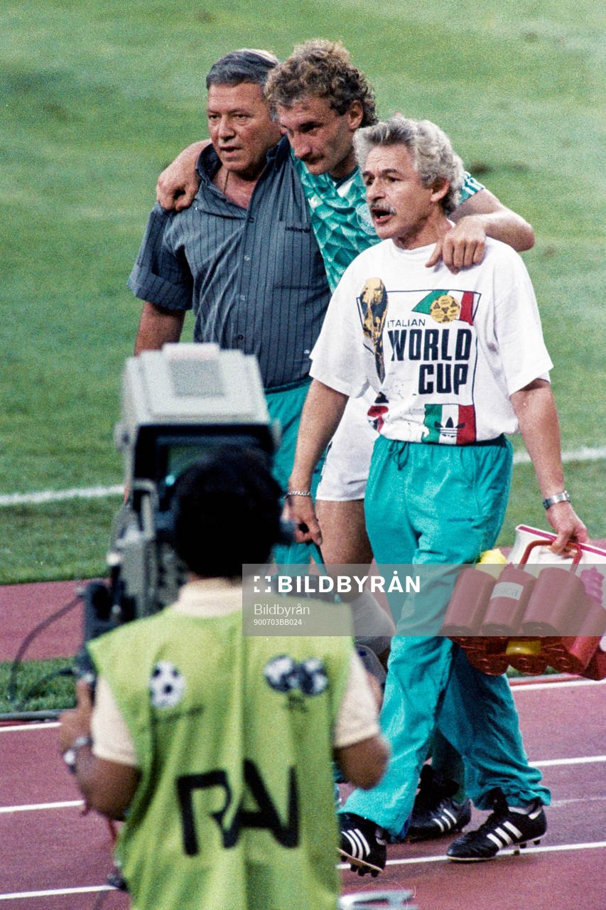  Rudi Völler, Västtyskland får hjälp av planen.