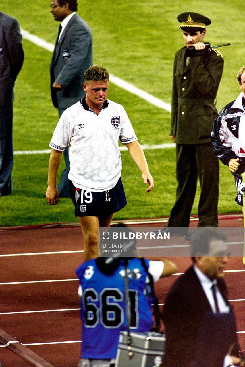 En besviken Paul Gascoigne, England lämnar planen