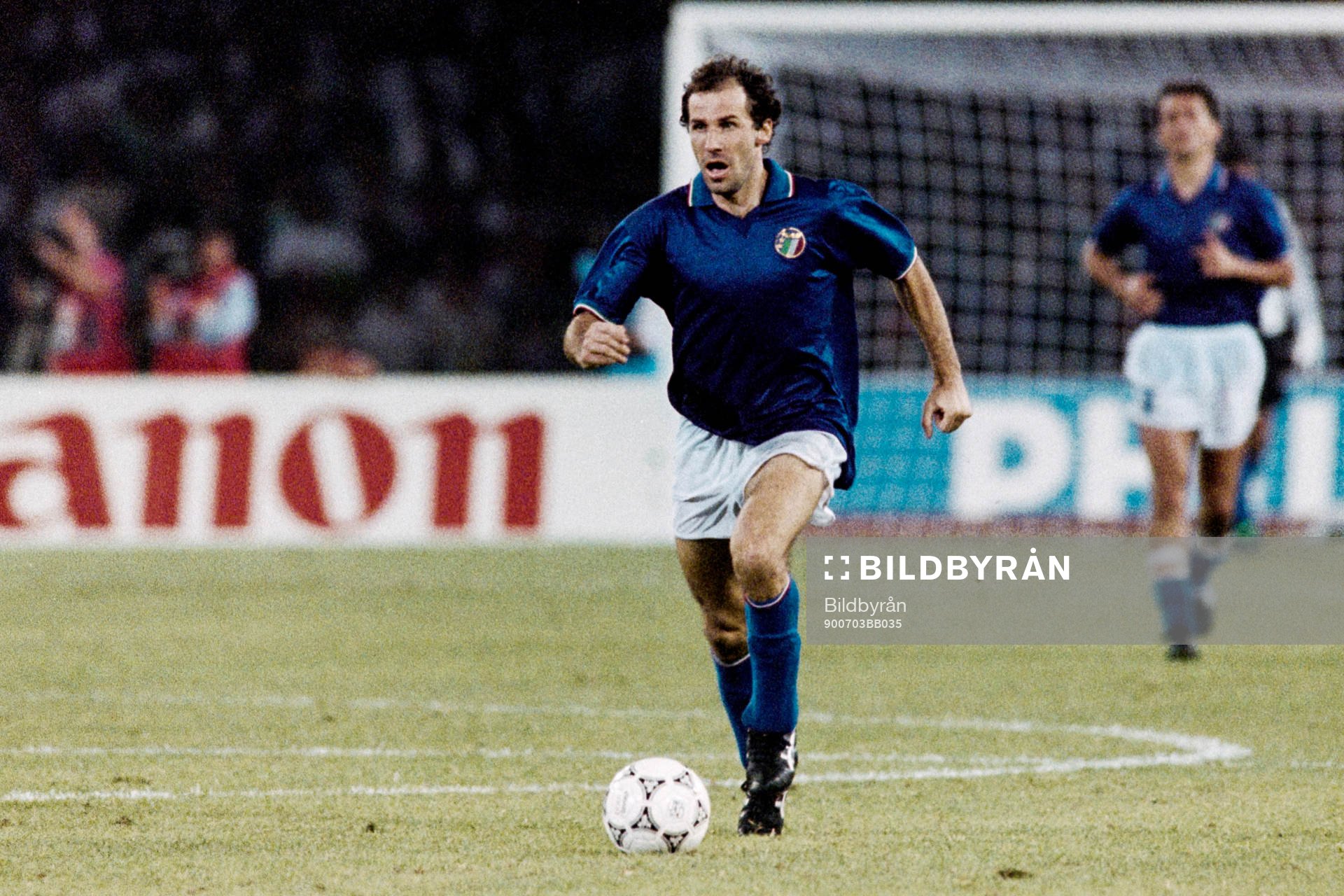 Italiens Franco Baresi med bollen