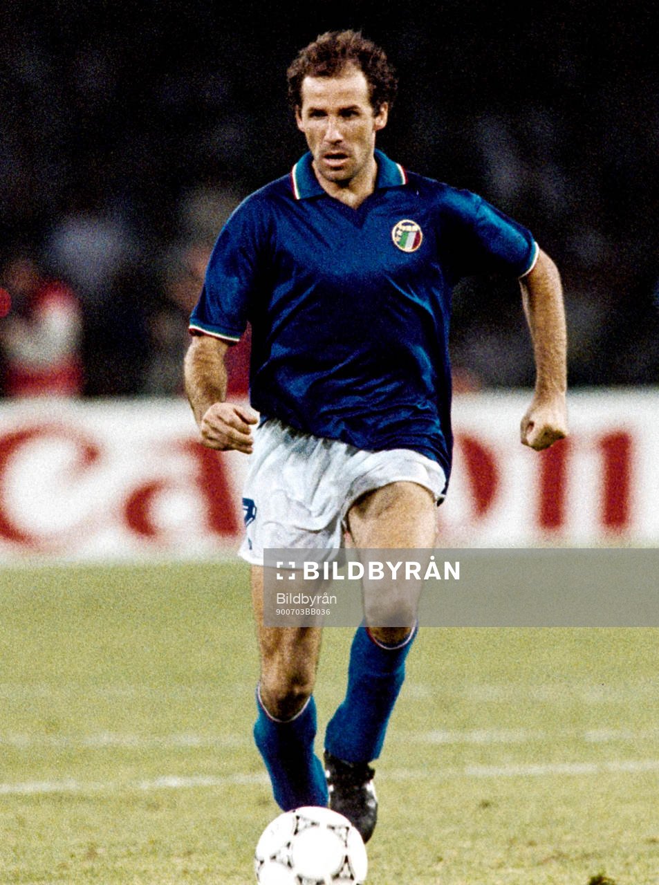Italiens Franco Baresi med bollen