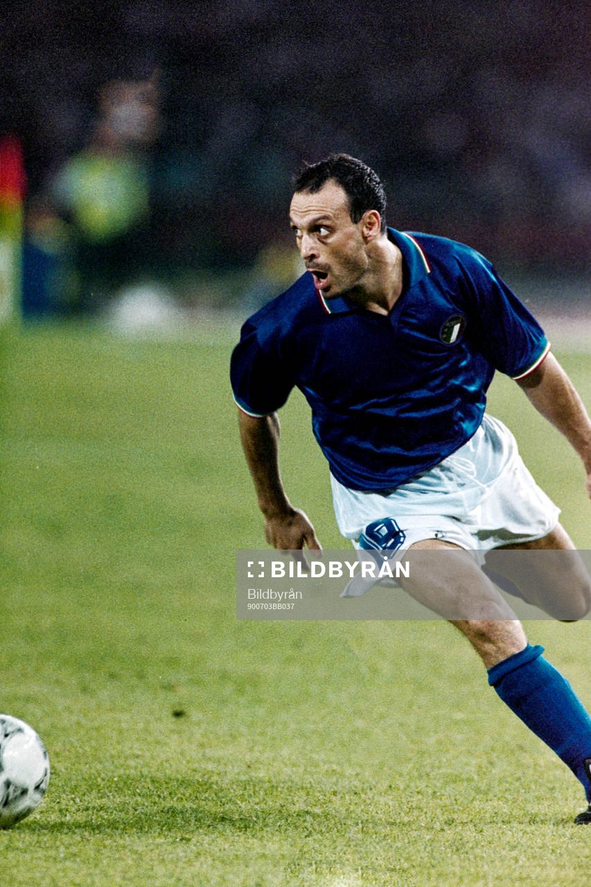 Italiens Salvatore Schillaci med bollen
