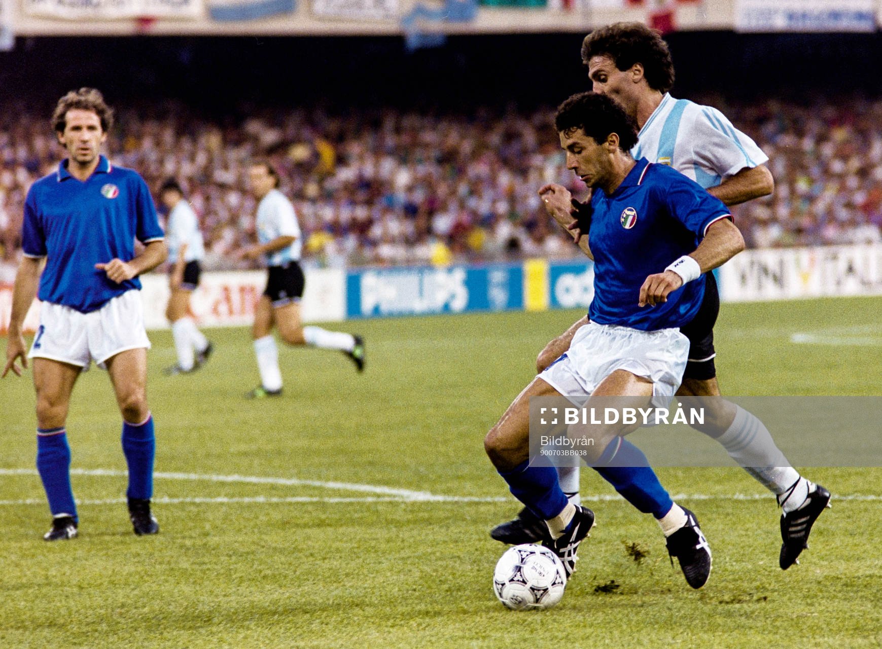 Italiens Gianluca Vialli med bollen