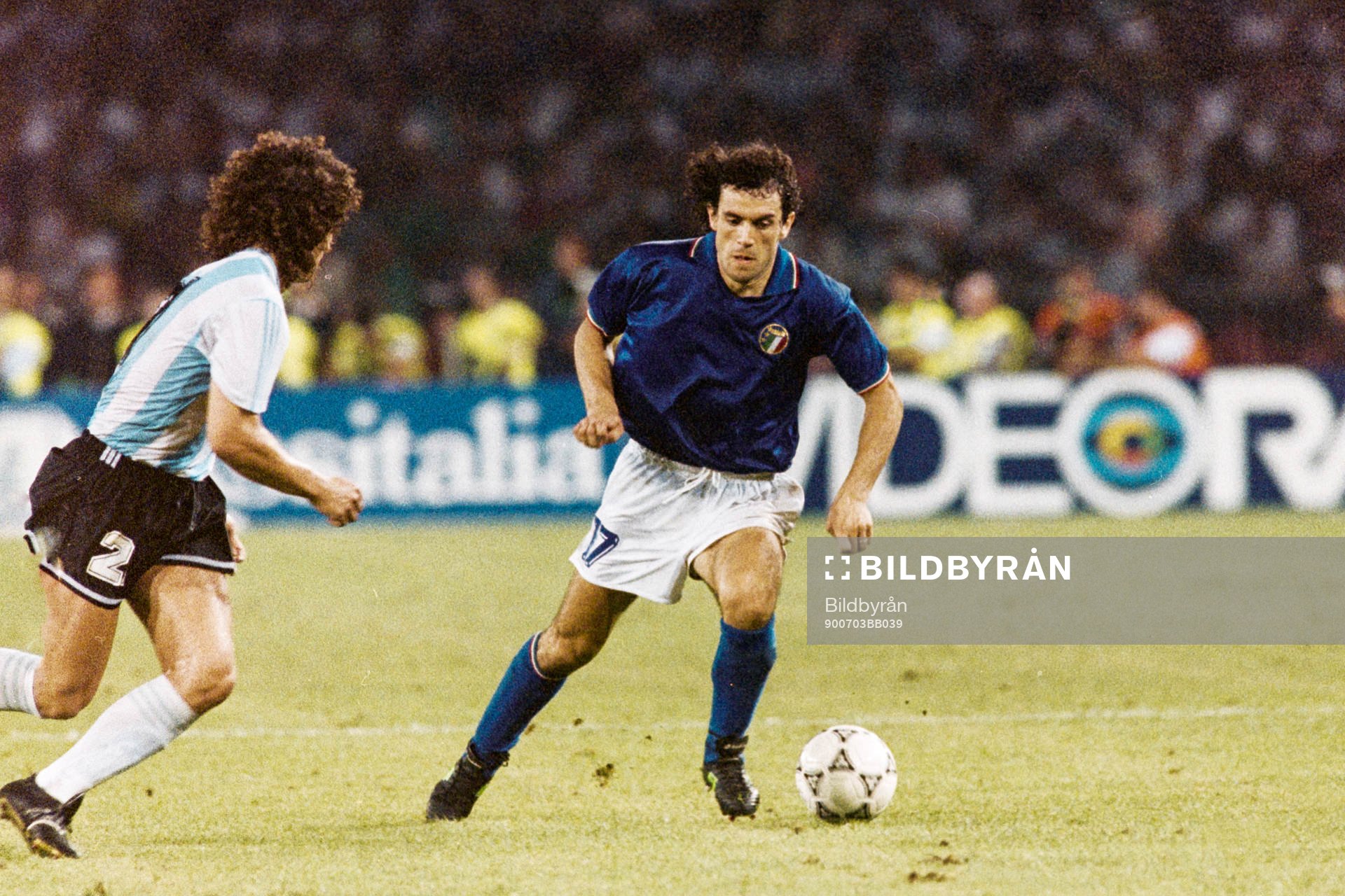 Italiens Roberto Donadoni med bollen