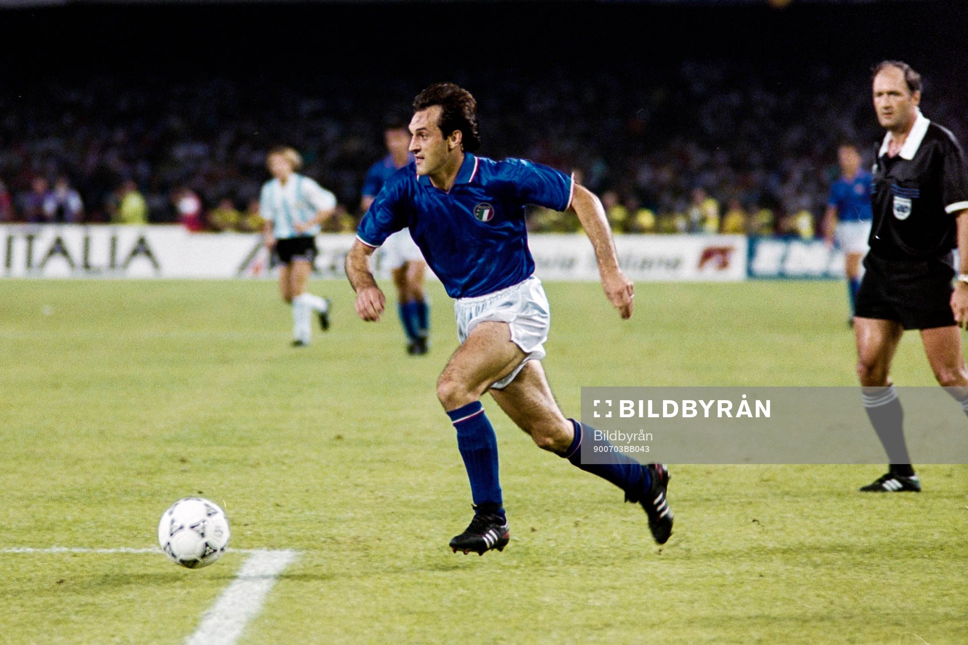 Italiens Luigi de Agostini med bollen