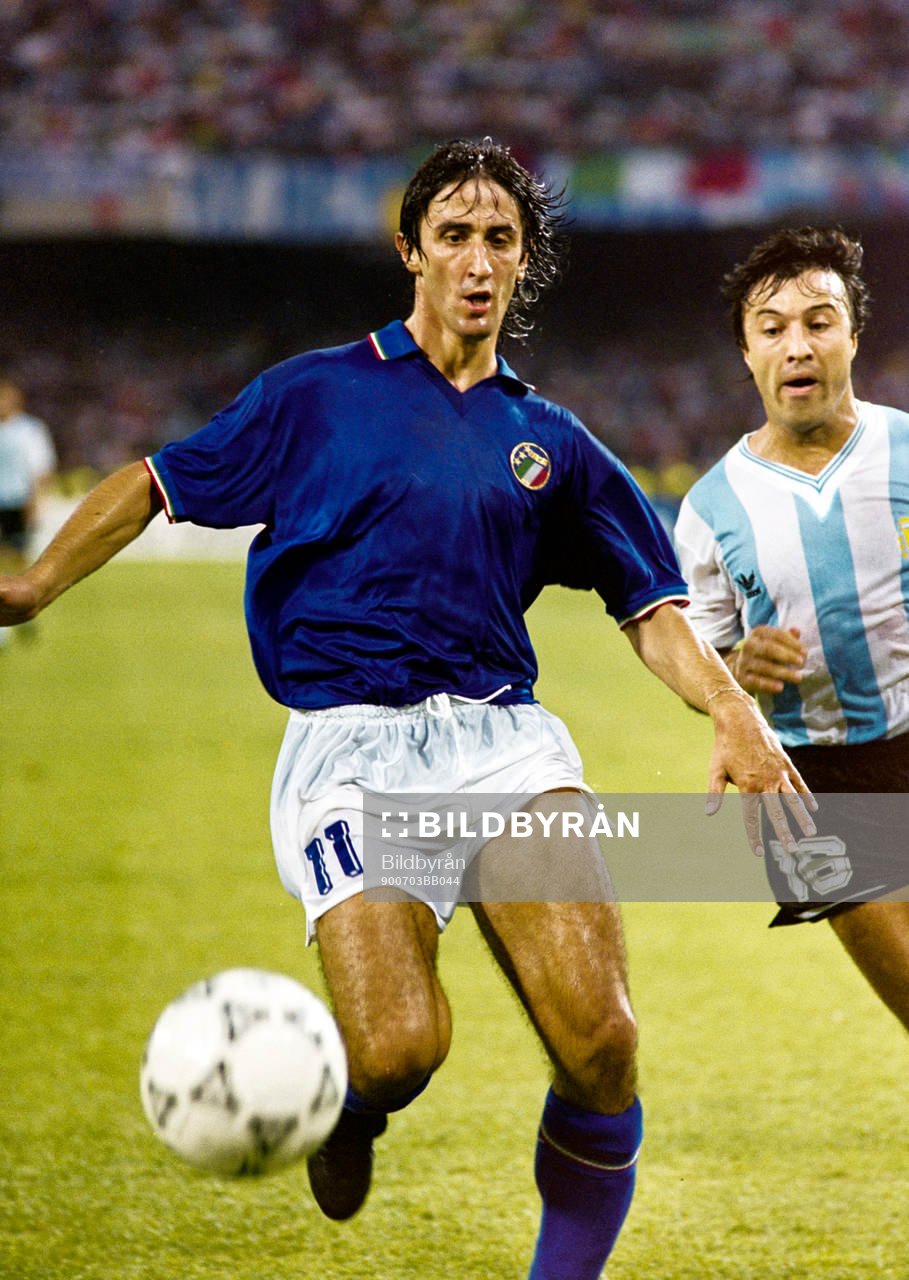 Italiens Fernando De Napoli med bollen