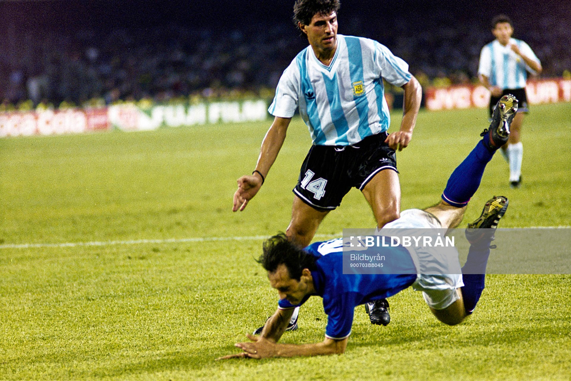 Italiens Luigi de Agostini fälls av argentinas Ricardo