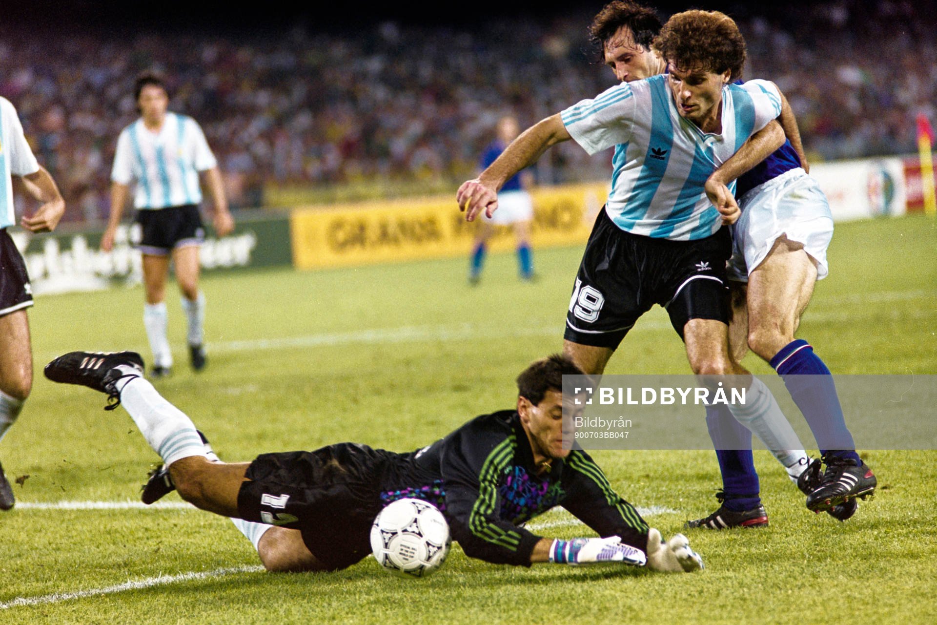 Argentinas målvakt Sergio Goycochea får hjälp av Oscar