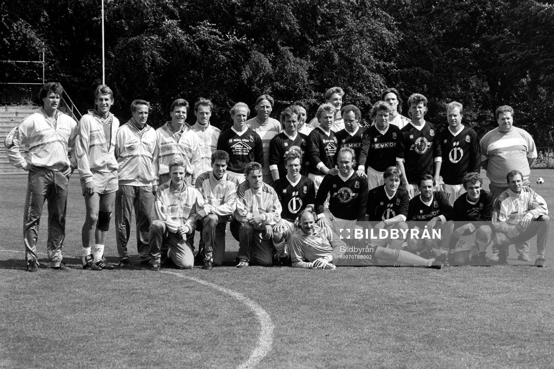 Lagen uppställda innan matchen med bl. a Per Carlén,