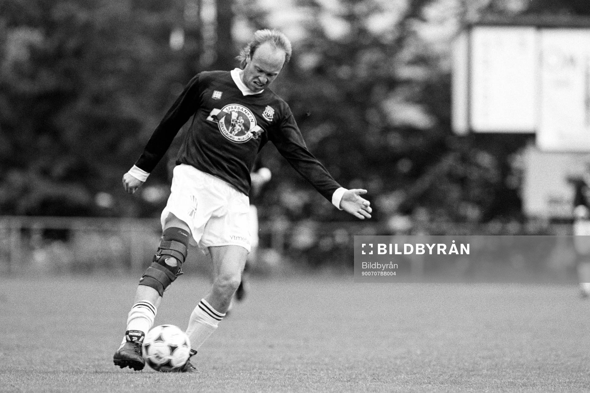 Tennislandslagets Jan Gunnarsson med bollen