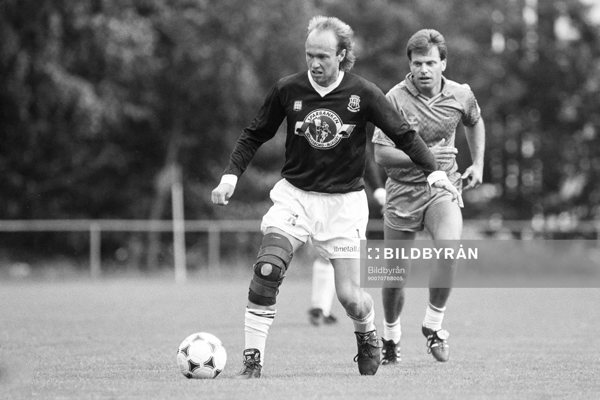 Tennislandslagets Jan Gunnarsson med bollen och Sten