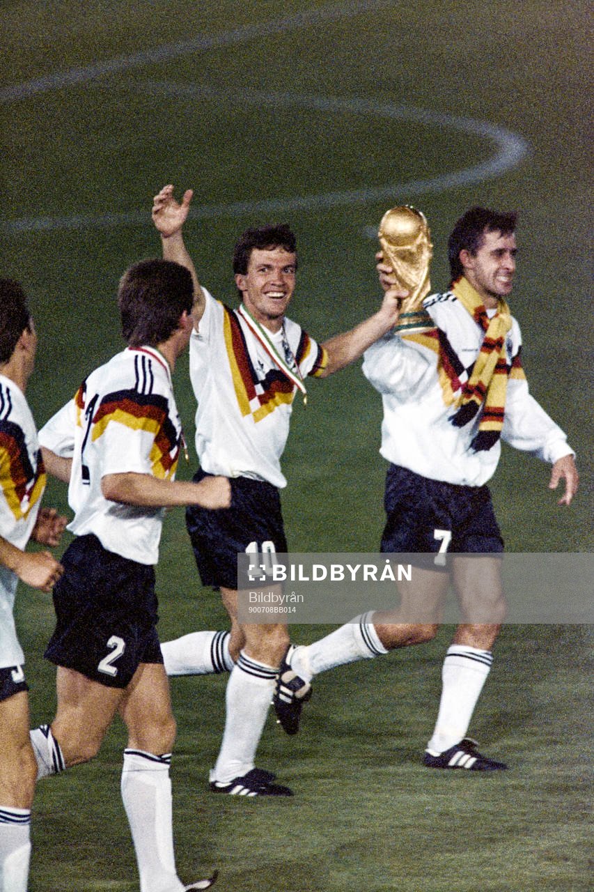  Västtyskland, världsmästare jublar efter segern. Lothar Matthäus med pokalen.