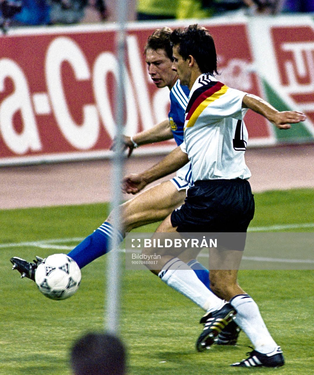 Pierre Littbarski, Västtyskland i kamp om bollen.©