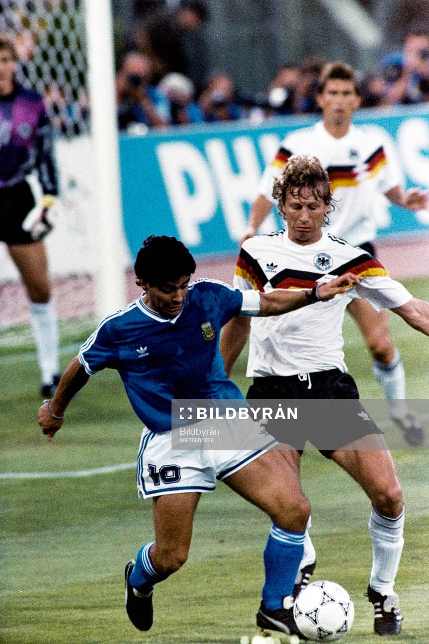 Diego Maradona, Argentina med bollen