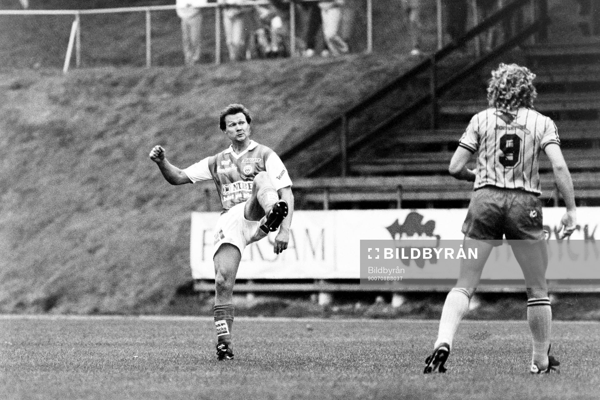 Fotboll, Div 1 Södra, Markaryd - Jonsered, 1-0: Olle Sjödahl, Markaryd.