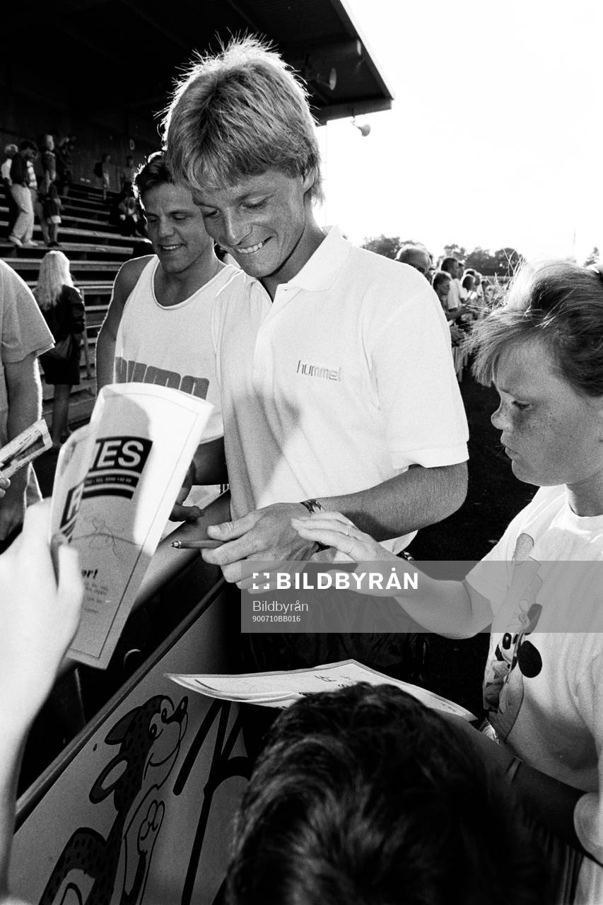 Stefan Schwarz skriver autografer