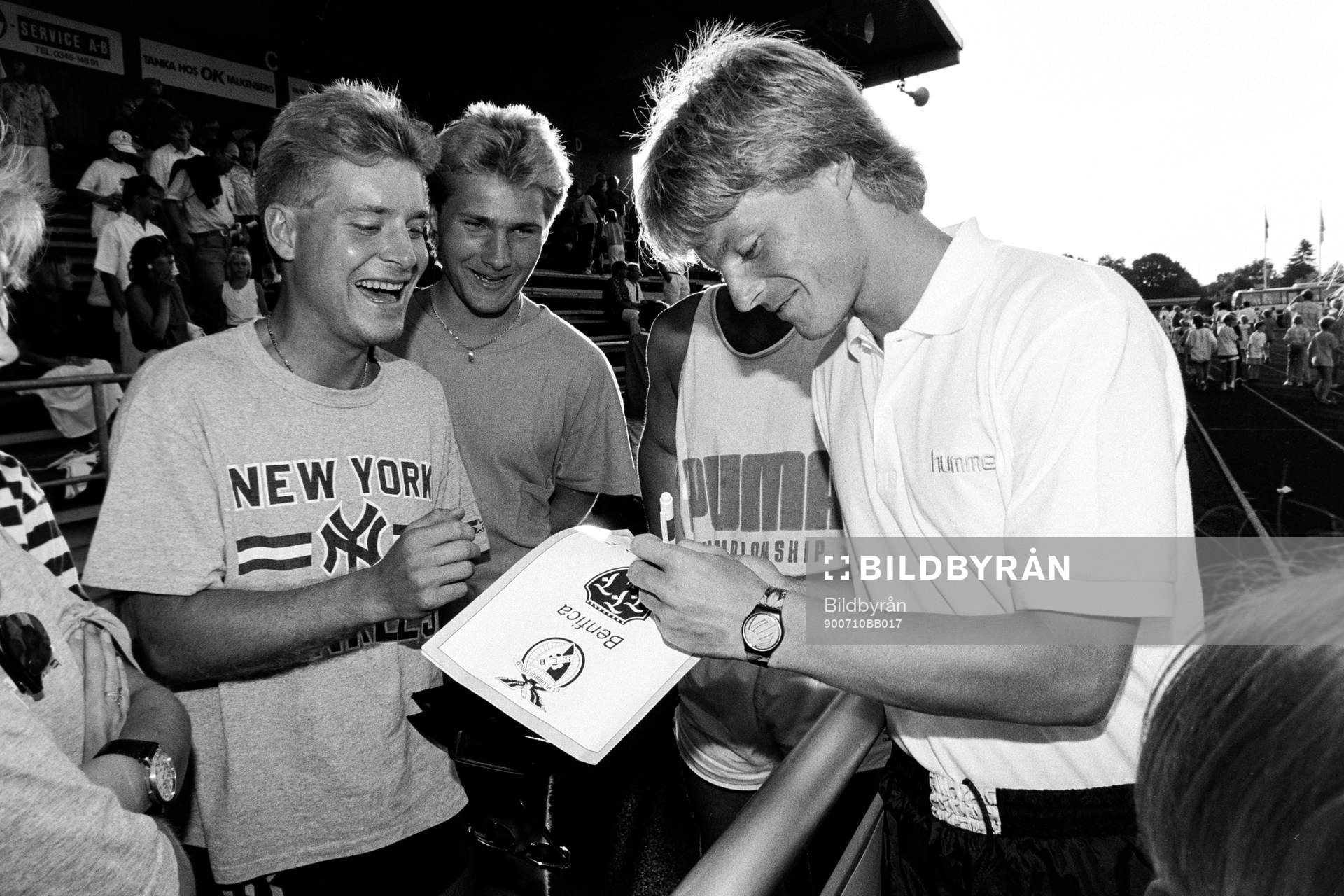 Stefan Schwarz skriver autografer