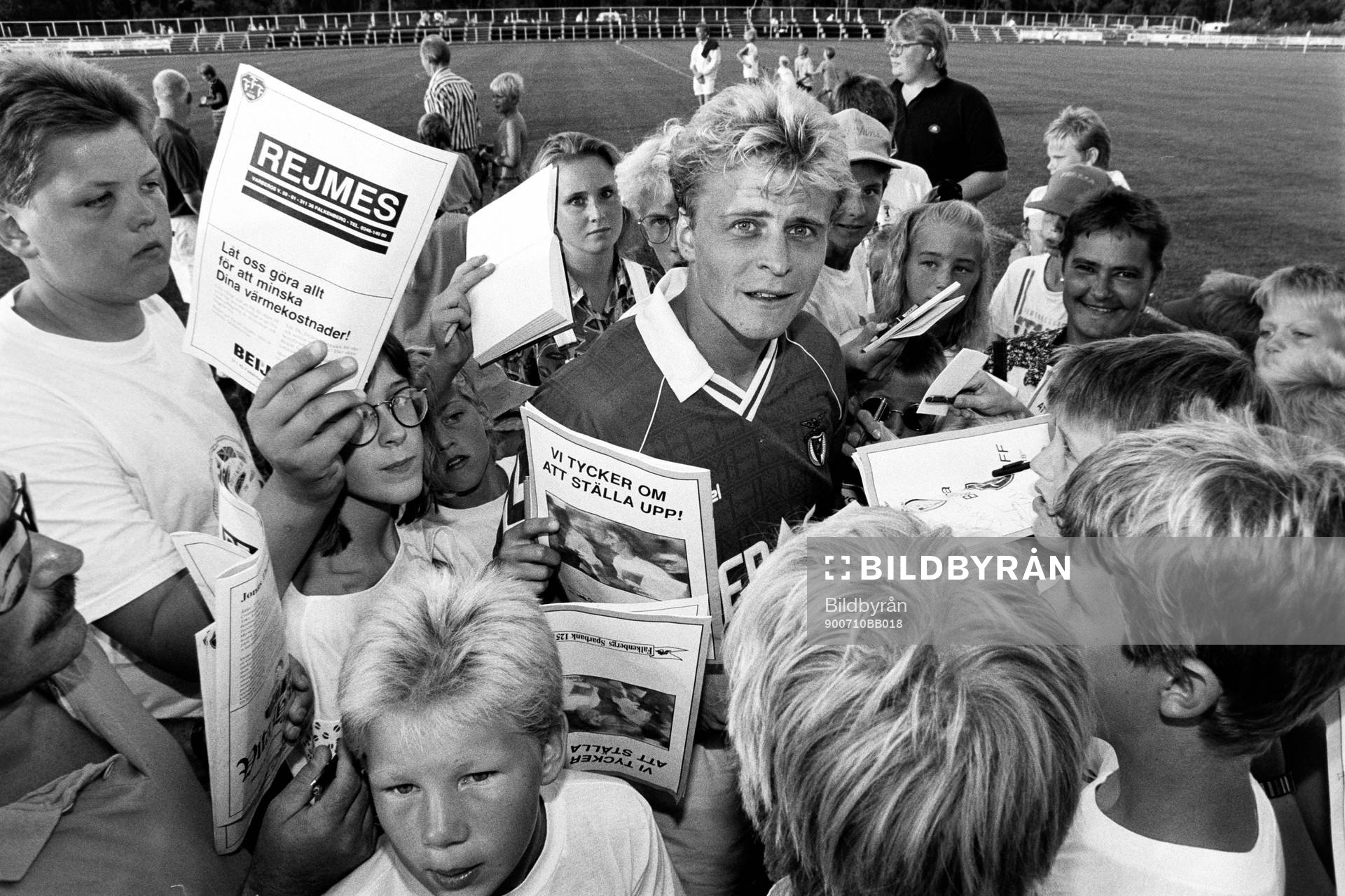 Jonas Thern skriver autografer