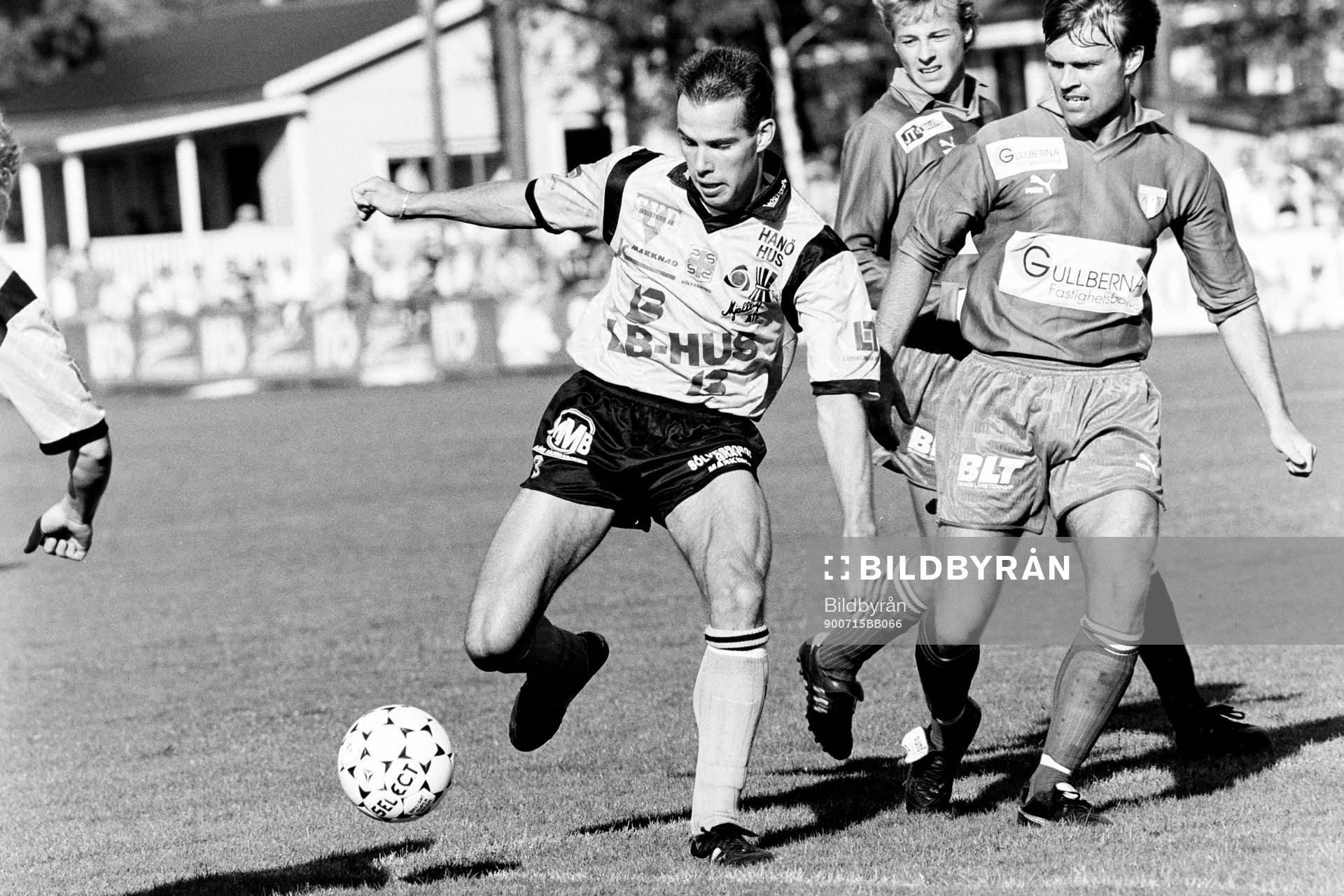 Fotboll, Div 1 Södra, Mjällby - Karlskrona, 3-0: Magnus Nilsson, Mjällby med bollen.