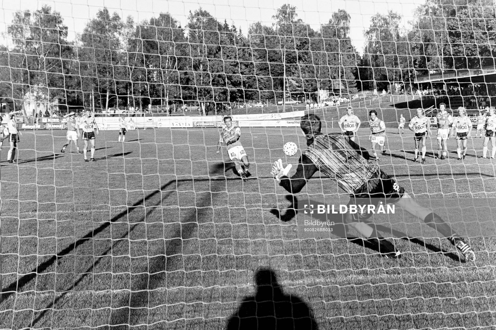 Fotboll, Div 1 Södra, Markaryd - Elfsborg, 2-1: Jim Tolmie, Markaryd slår in en straff på Anders Bogsjö, målvakt i Elfsborg.