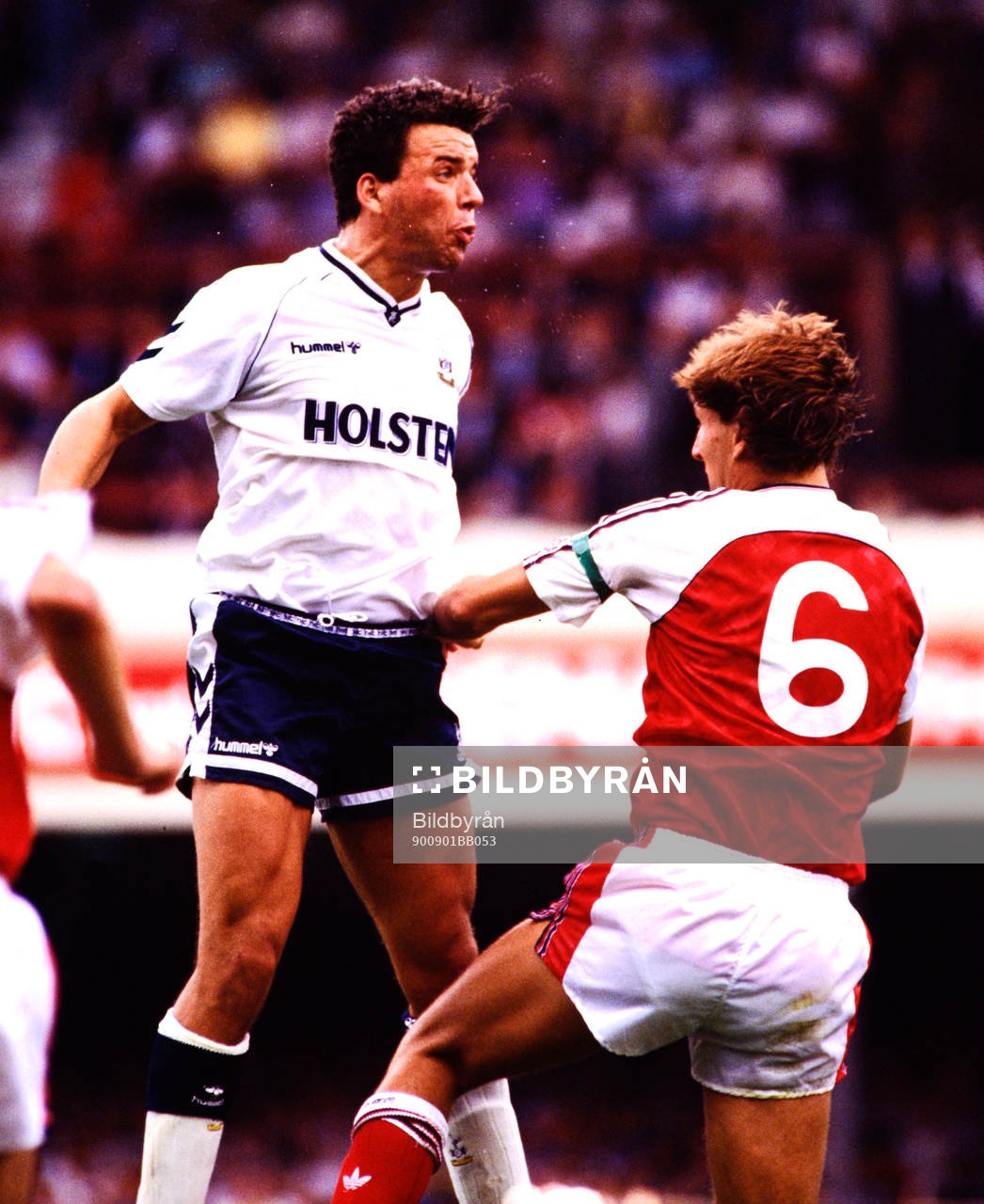 Fotboll, Engelska Ligan, Arsenal - Tottenham: Tottenhams Peter Garland mot Arsenals Tony Adams.