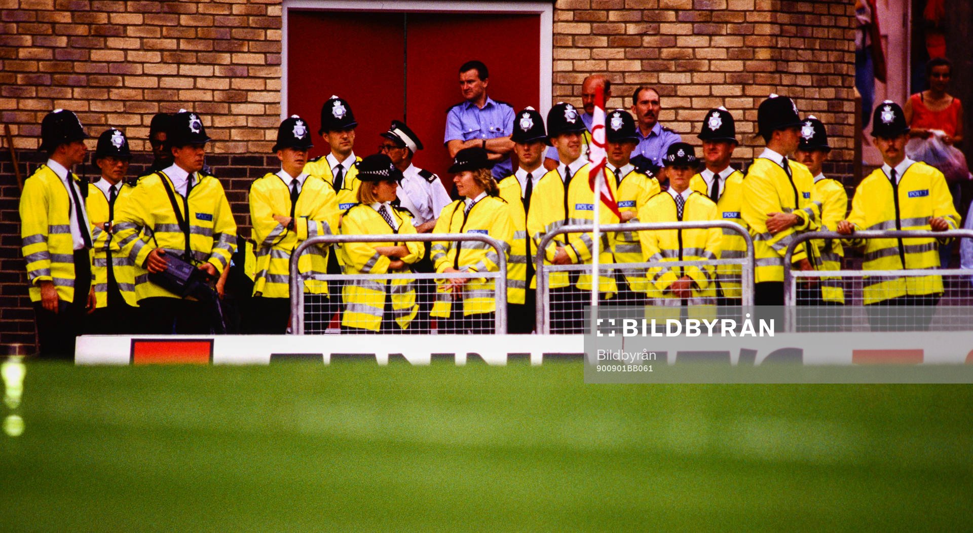 Poliser bevakar matchen på Highbury