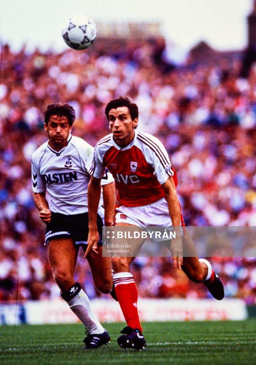 Tottenhams Gary Mabbutt mot Arsenals Alan Smith