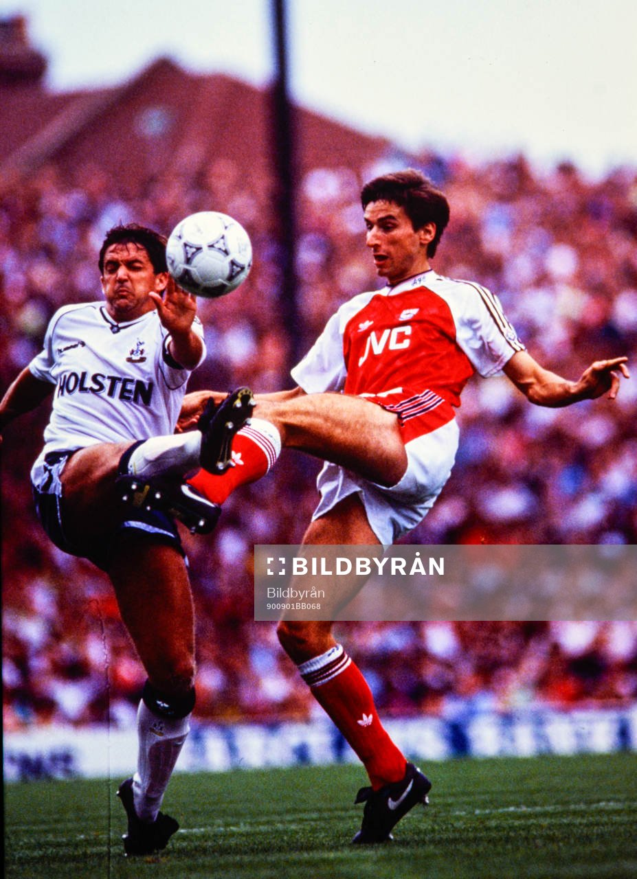 Tottenhams Gary Mabbutt mot Arsenals Alan Smith