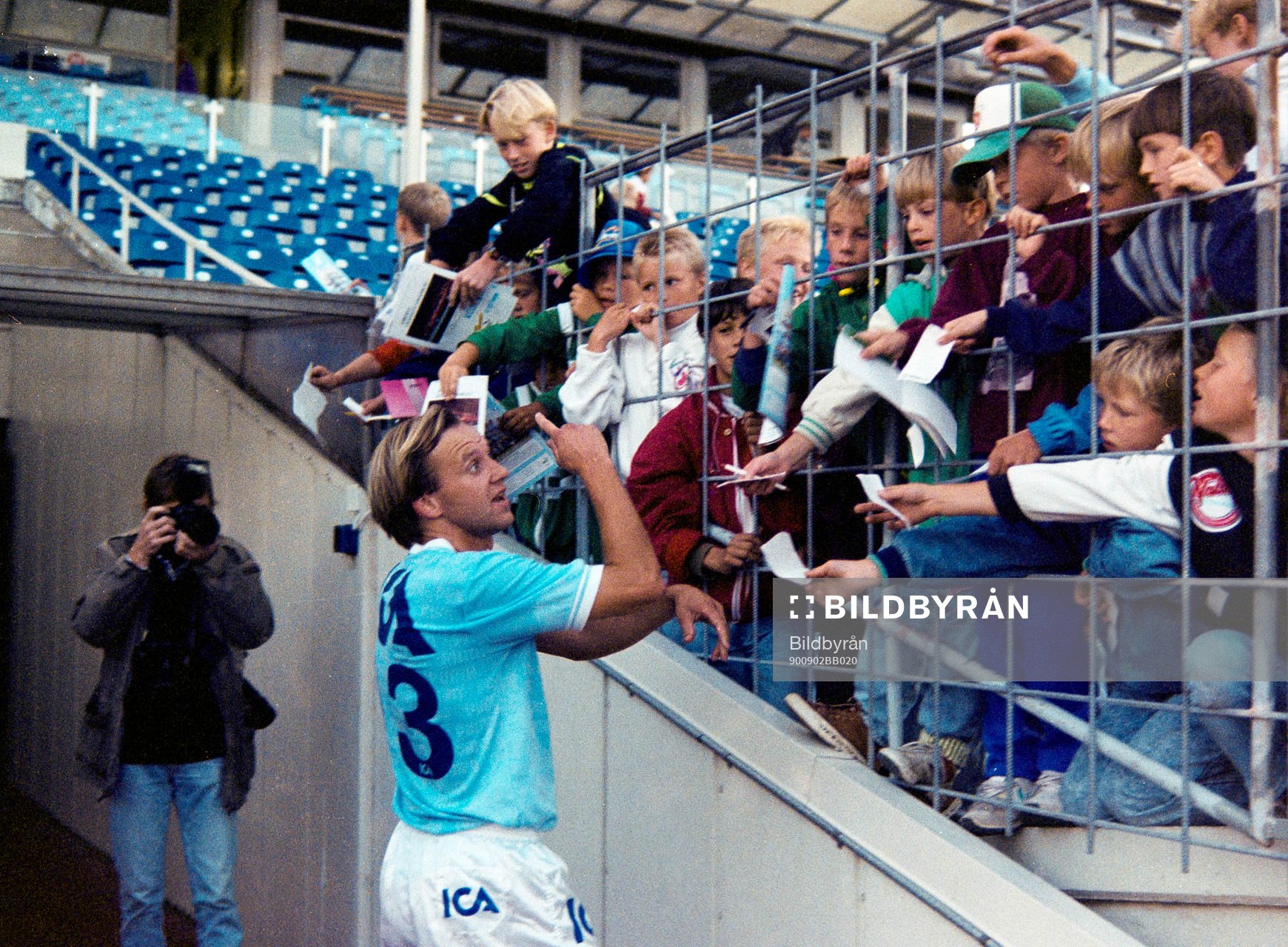 Dan Corneliusson, Malmö skriver autografer till barnen