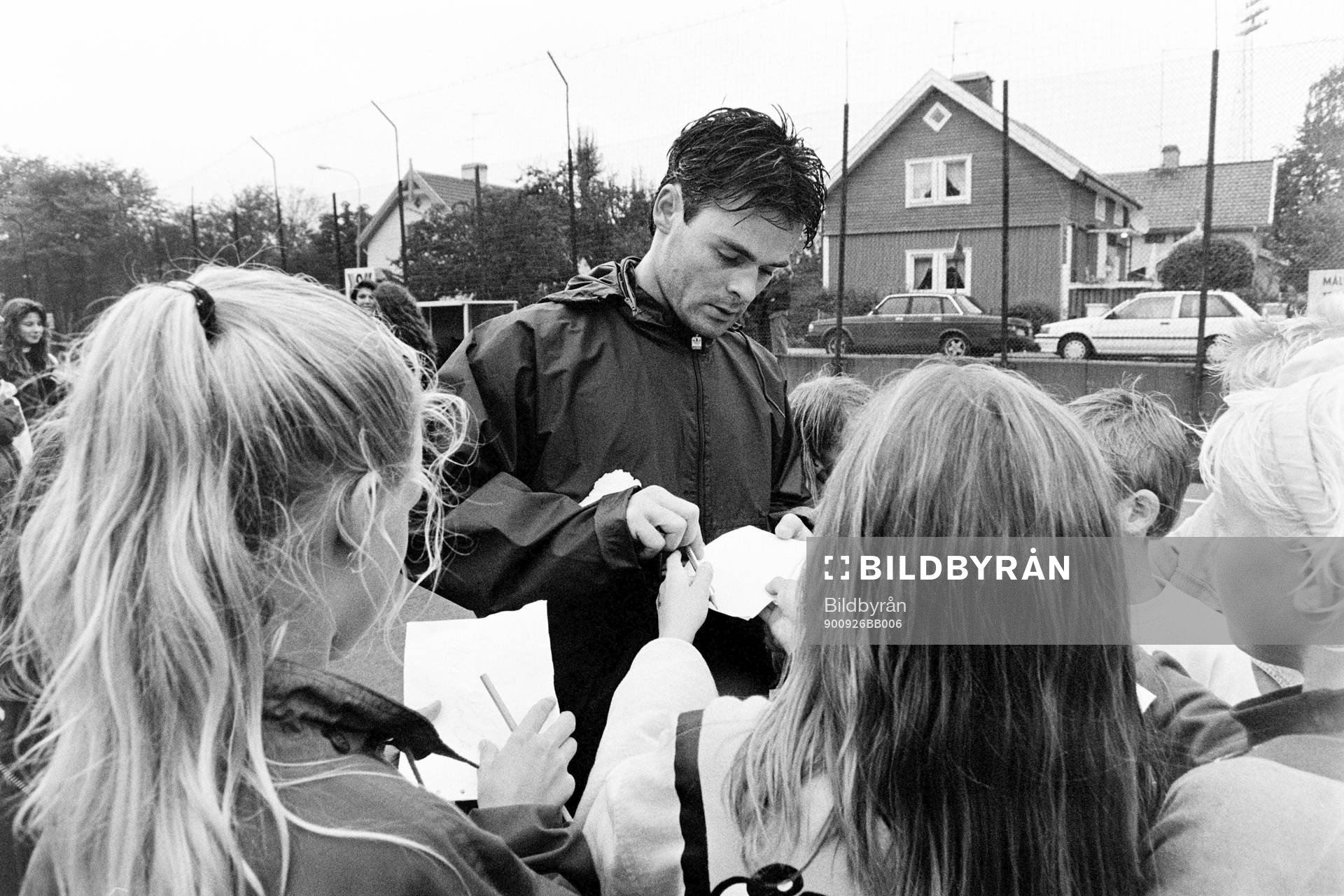Anders Limpar, Sverige, skriver autografer