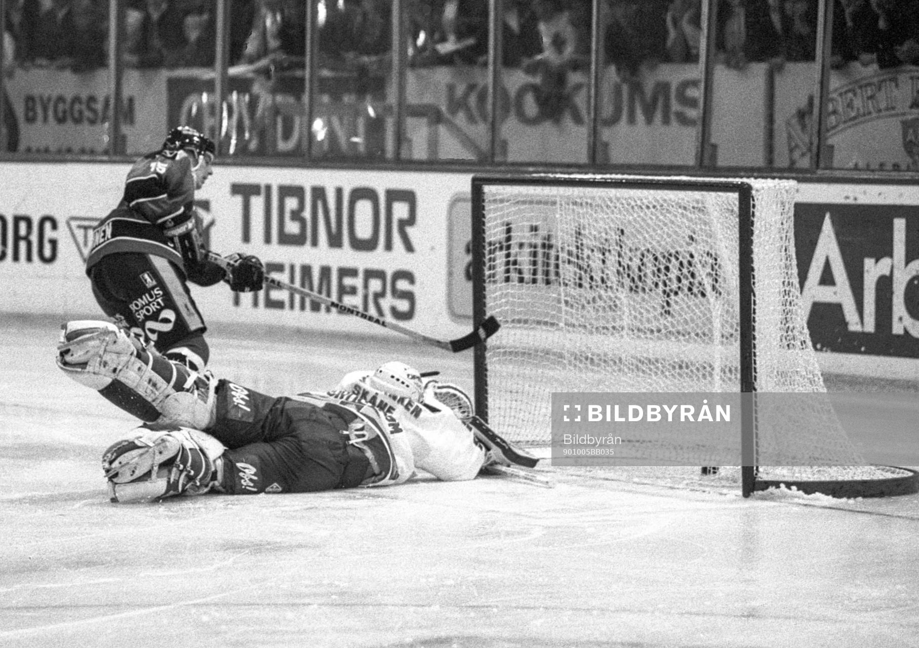 Pauli Järvinen. Luleå gör mål på Roger Nordström,